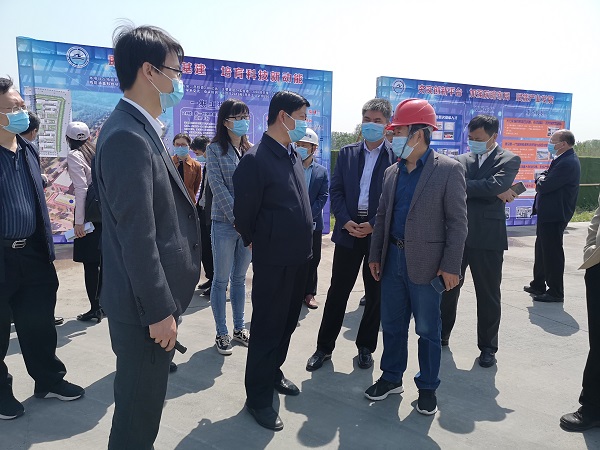 集团公司副总经理闫龙广与史占勇副市长就工程创优详细交谈.jpg 集团公司副总经理闫龙广与史占勇副市长就工程创优详细交谈.jpg