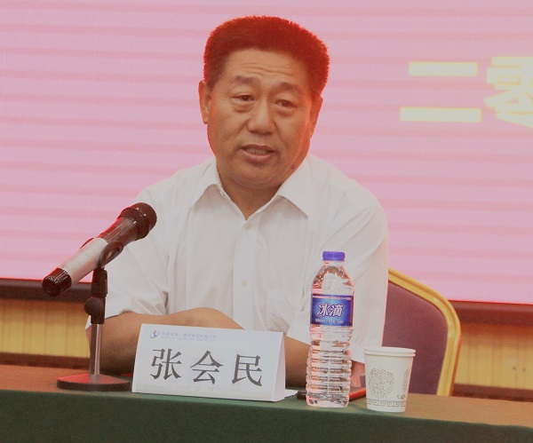 集团公司党委书记张会民对新员工提出希冀.jpg 集团公司党委书记张会民对新员工提出希冀.jpg