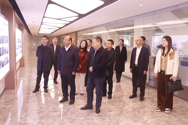 集团公司董事长祝建明陪同孙秘书长一行参观好博（中国）体育官方网站-HAOBO SPORTS长廊.jpg